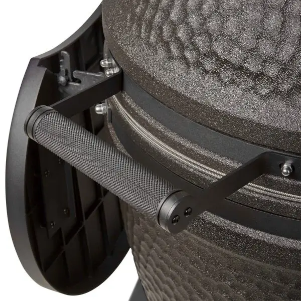 Detail black kamado handle closed sidetable scaled 1